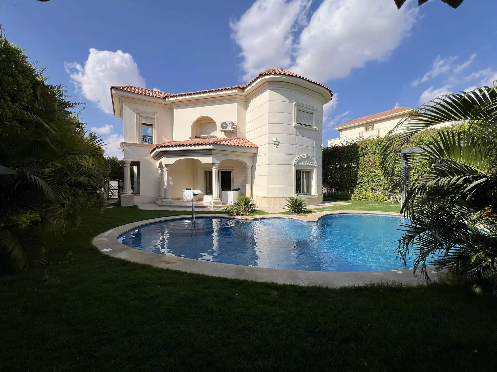 Curved Pool and Clipped Hedges — 4-Bedroom Villa, Sheikh Zayed