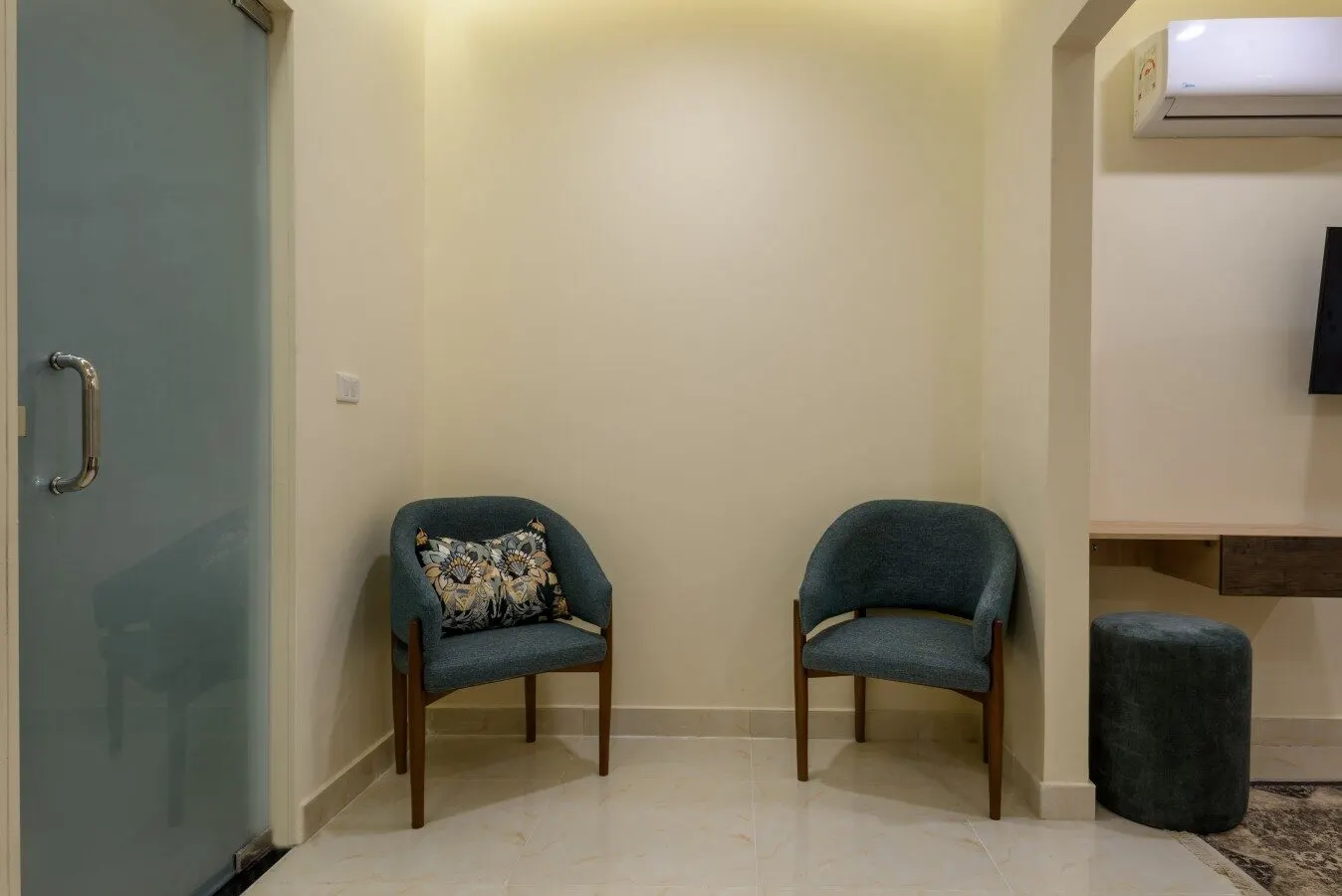 Heliopolis Airport Double Room with Seating Alcove, Lower Floor