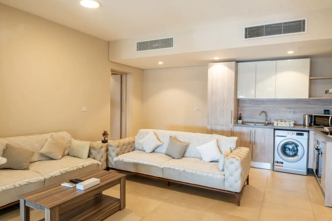 Boutique One-Bedroom with Two Beds and Laundry