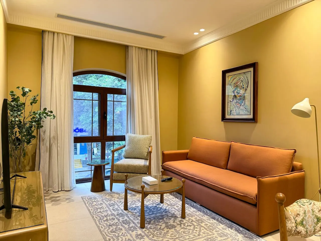 One-Bedroom with Open Kitchen and Dining Table