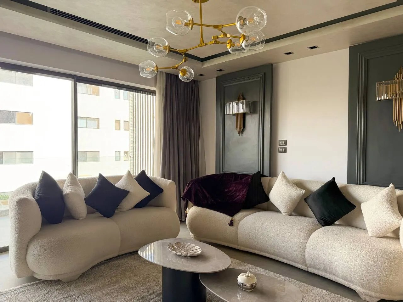 Three-Bedroom in Lakeview with Balcony over Greenery