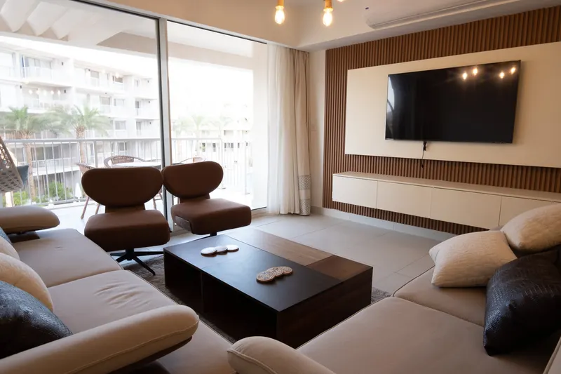 Chic 2BR Pool View | Marina — photo 4
