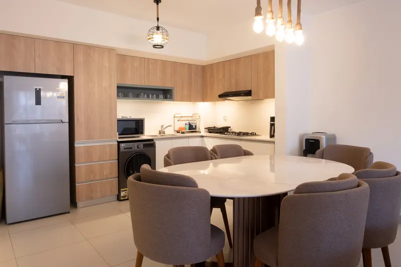 Chic 2BR Pool View | Marina — photo 6