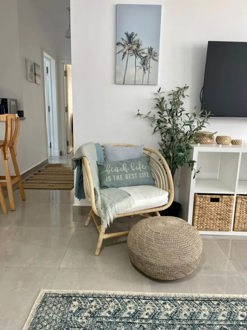 C08-F01 Beachtown 2 Bedroom Apartment — photo 2