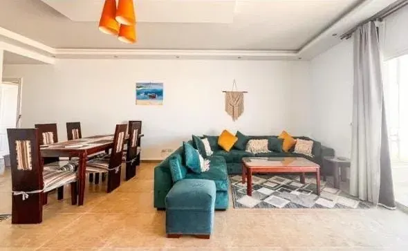 E01-F Residences 2 Bedroom + Maid's Room Chalet, photo 4