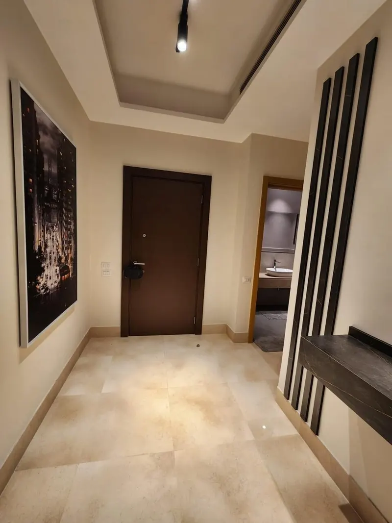 Walnut and Round Mirrors — 3-Bedroom Apartment, Sheikh Zayed, photo 2