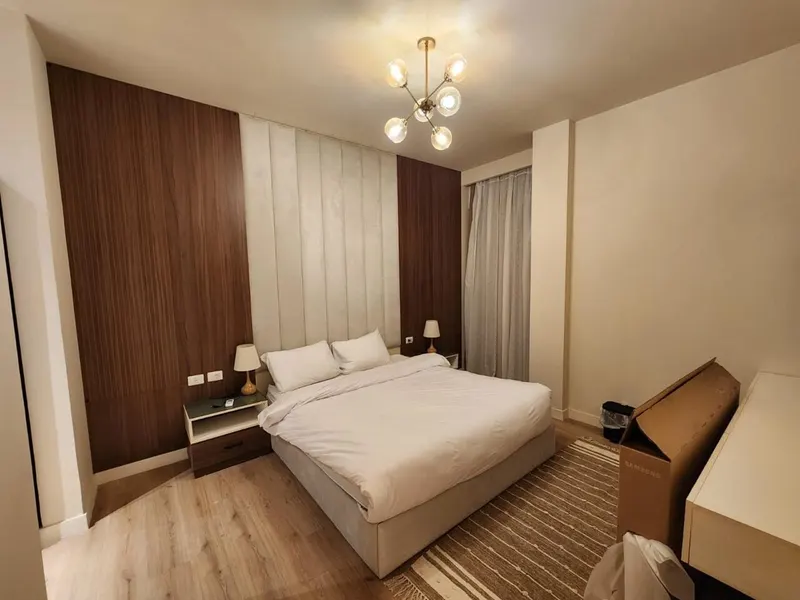 Walnut and Round Mirrors — 3-Bedroom Apartment, Sheikh Zayed, photo 4