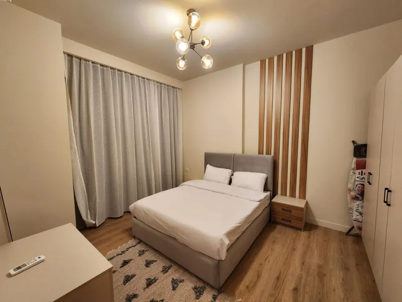 Walnut and Round Mirrors — 3-Bedroom Apartment, Sheikh Zayed, photo 5