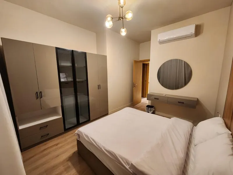 Walnut and Round Mirrors — 3-Bedroom Apartment, Sheikh Zayed, photo 7