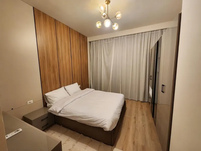 Walnut and Round Mirrors — 3-Bedroom Apartment, Sheikh Zayed, photo 6