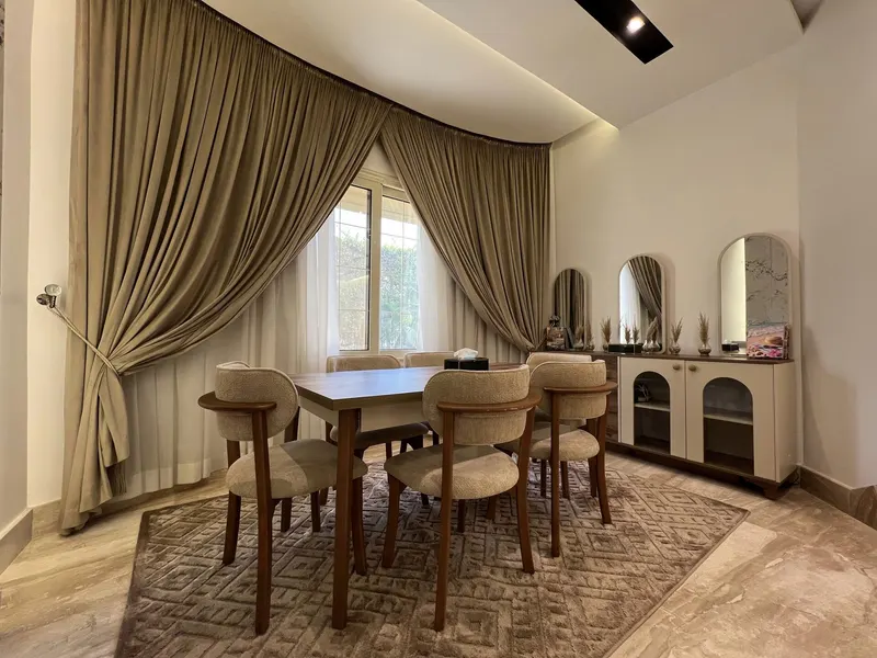 Curved Pool and Clipped Hedges — 4-Bedroom Villa, Sheikh Zayed, photo 5