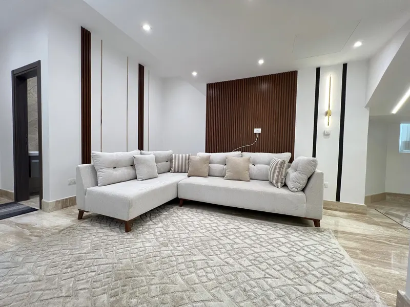Curved Pool and Clipped Hedges — 4-Bedroom Villa, Sheikh Zayed, photo 4