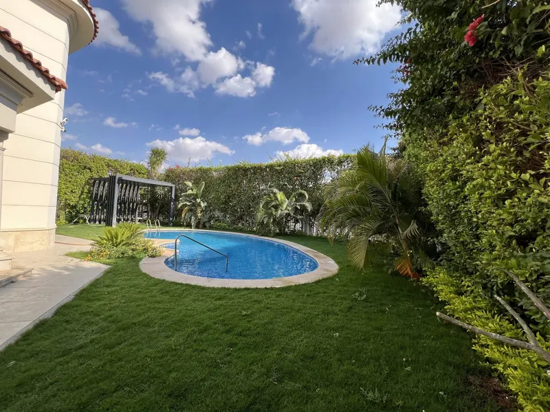Curved Pool and Clipped Hedges — 4-Bedroom Villa, Sheikh Zayed, photo 2