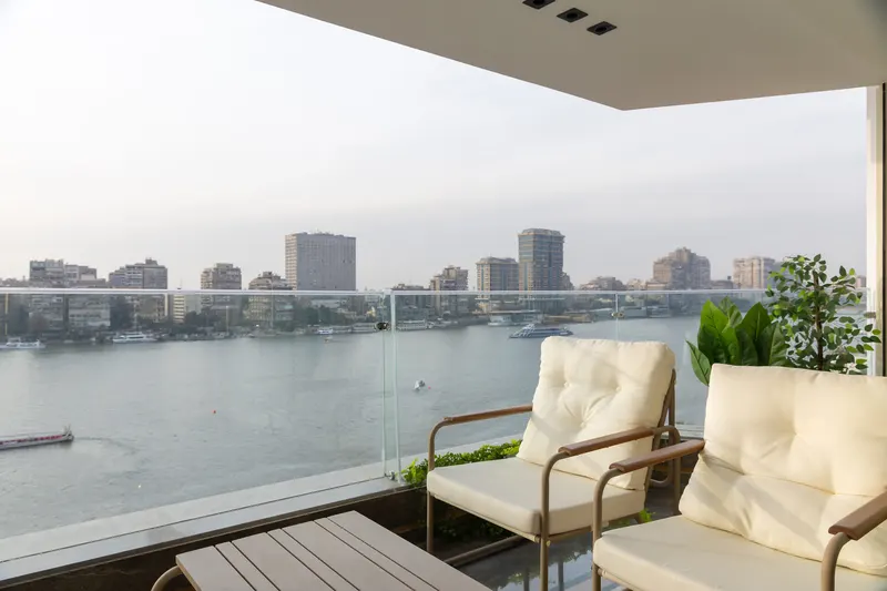 Glass-Railed Nile Balcony — 4-Bedroom Apartment, Manial, photo 2
