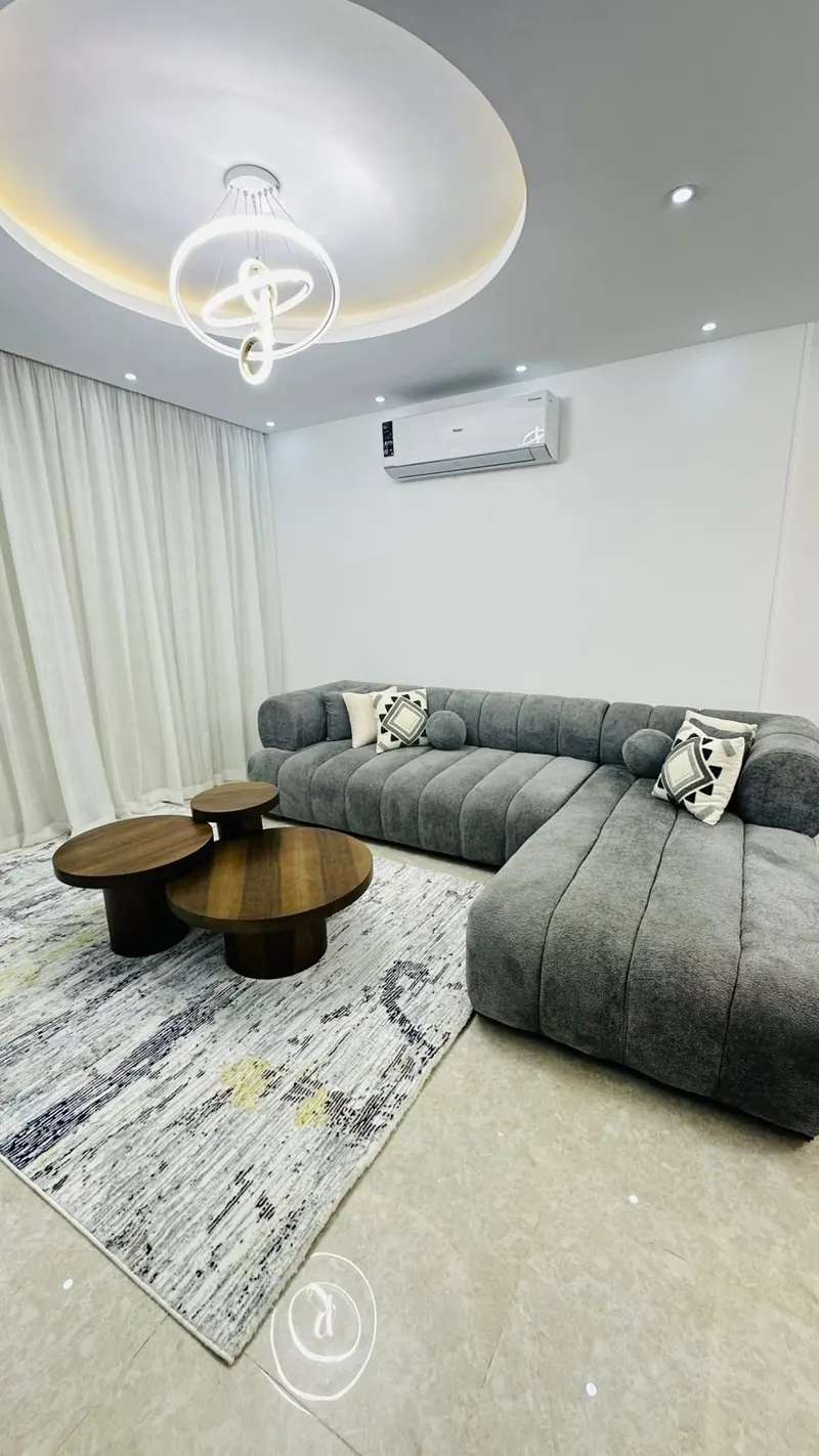 Halo-Lit Lounge with Garden Balcony — 2-Bedroom Apartment, New Cairo, photo 3