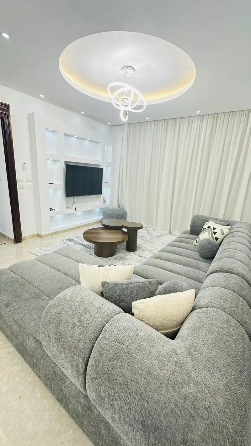 Halo-Lit Lounge with Garden Balcony — 2-Bedroom Apartment, New Cairo, photo 5