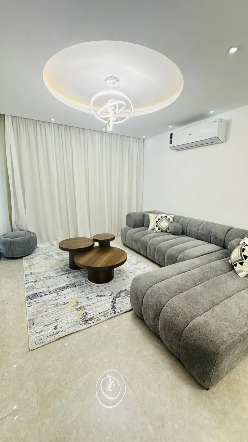 Halo-Lit Lounge with Garden Balcony — 2-Bedroom Apartment, New Cairo, photo 4