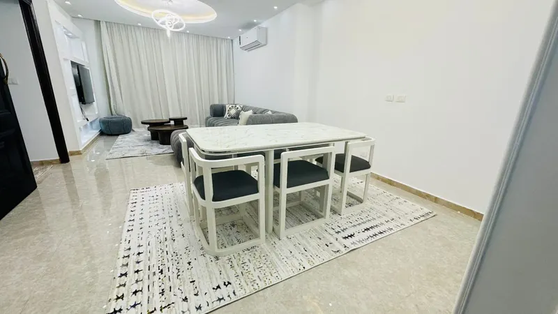Halo-Lit Lounge with Garden Balcony — 2-Bedroom Apartment, New Cairo, photo 7