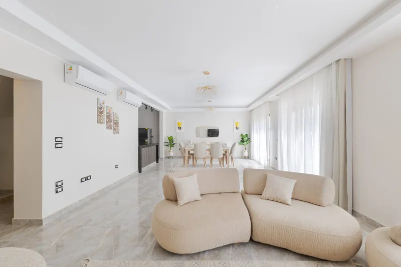 Lit Marble Staircase — 3-Bedroom Duplex, New Cairo, photo 2