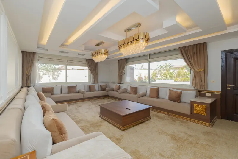 Green Velvet and Gold Chandeliers — 6-Bedroom Villa, Sheikh Zayed, photo 8