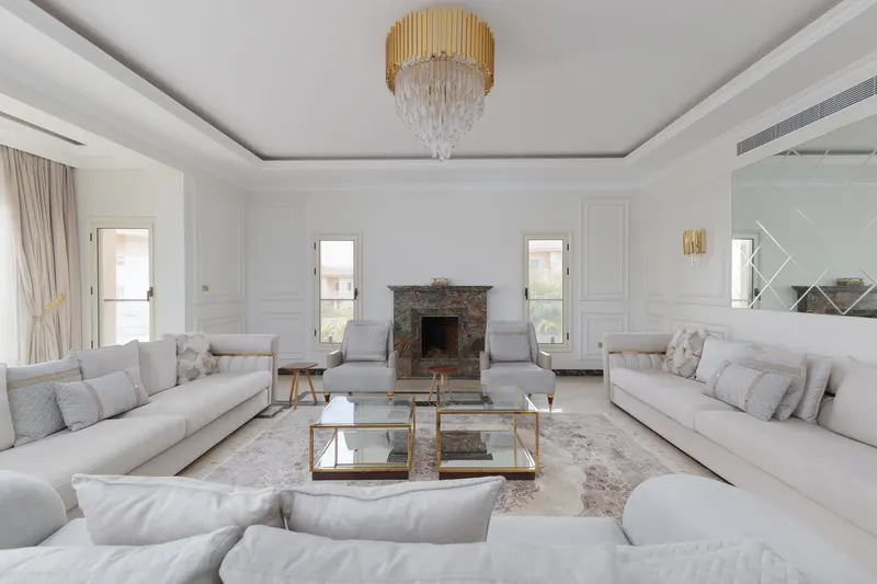 Green Velvet and Gold Chandeliers — 6-Bedroom Villa, Sheikh Zayed, photo 5
