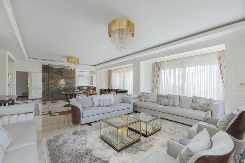 Green Velvet and Gold Chandeliers — 6-Bedroom Villa, Sheikh Zayed, photo 3