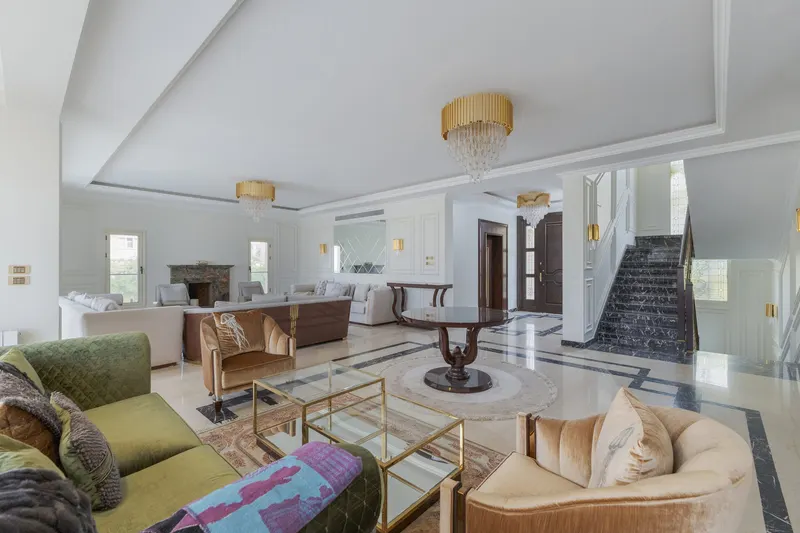 Green Velvet and Gold Chandeliers — 6-Bedroom Villa, Sheikh Zayed, photo 4