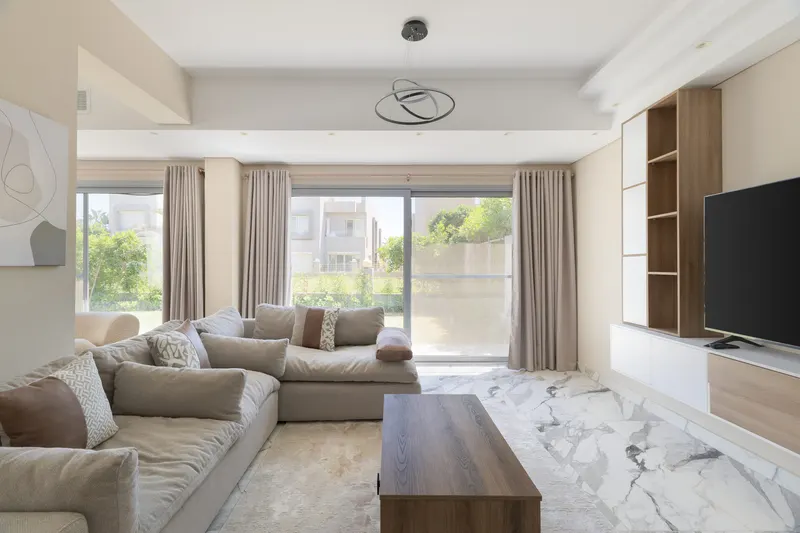 Veined Marble and Lawn-Side Lounge — 4-Bedroom Villa, Sheikh Zayed, photo 4