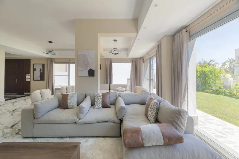 Veined Marble and Lawn-Side Lounge — 4-Bedroom Villa, Sheikh Zayed, photo 2