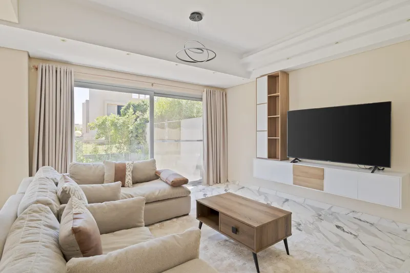 Veined Marble and Lawn-Side Lounge — 4-Bedroom Villa, Sheikh Zayed, photo 5
