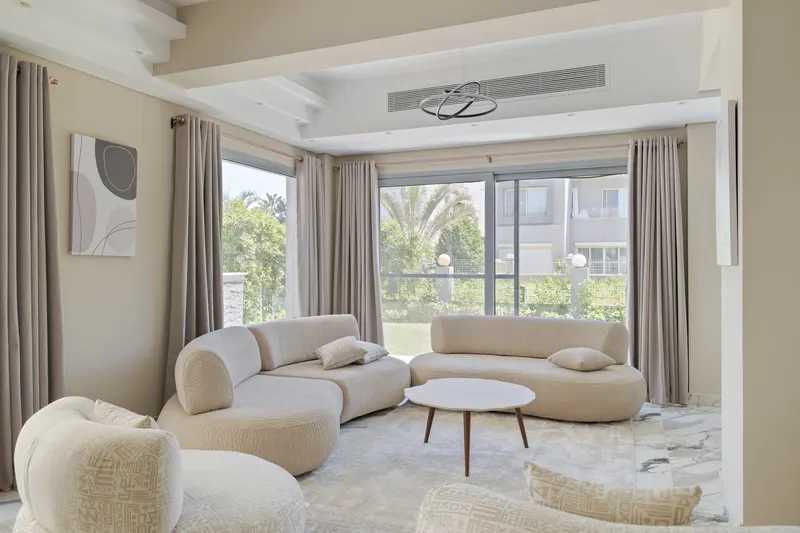 Veined Marble and Lawn-Side Lounge — 4-Bedroom Villa, Sheikh Zayed, photo 3