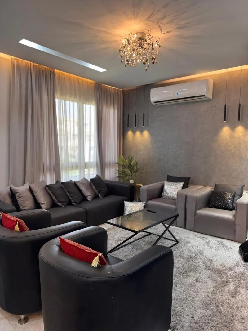 Amber-Lit Wood Slats — 3-Bedroom Apartment, New Cairo, photo 2