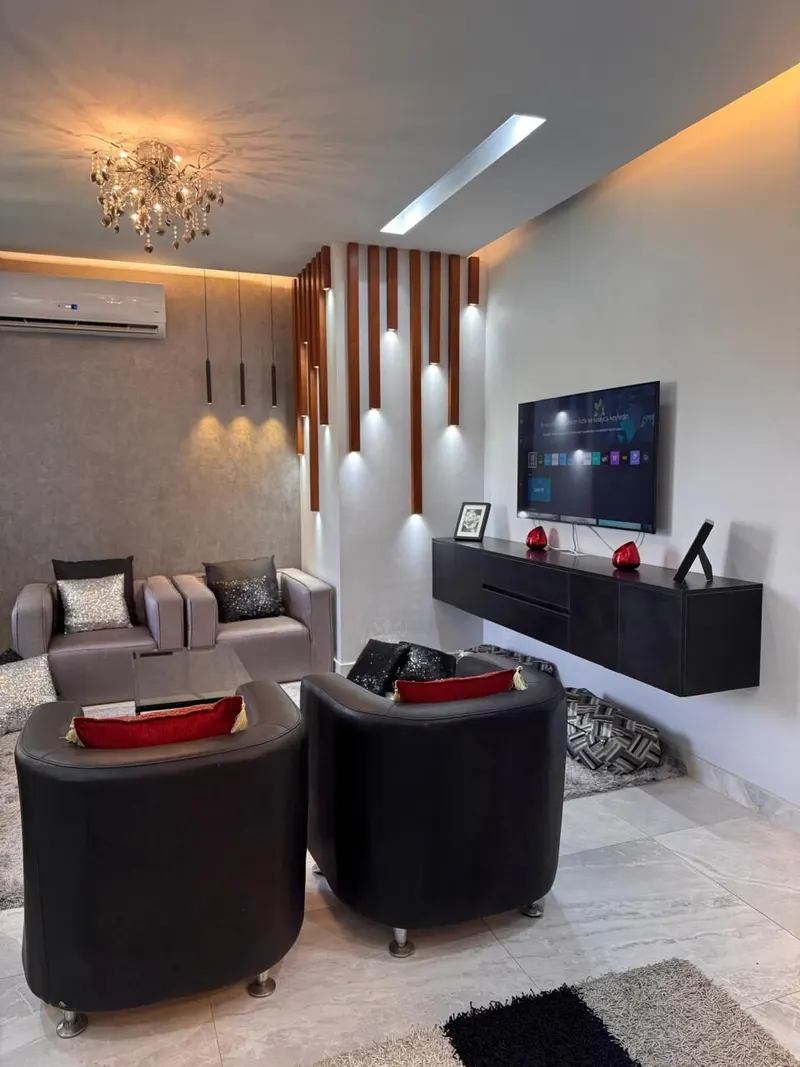 Amber-Lit Wood Slats — 3-Bedroom Apartment, New Cairo, photo 3