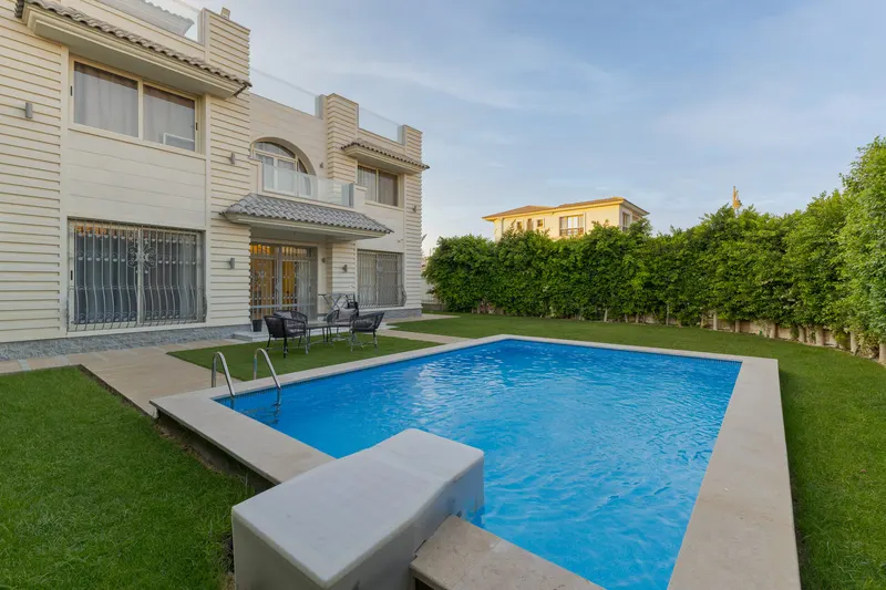 Clapboard Facade and Lawn Pool — 6-Bedroom Villa, Sheikh Zayed, photo 3