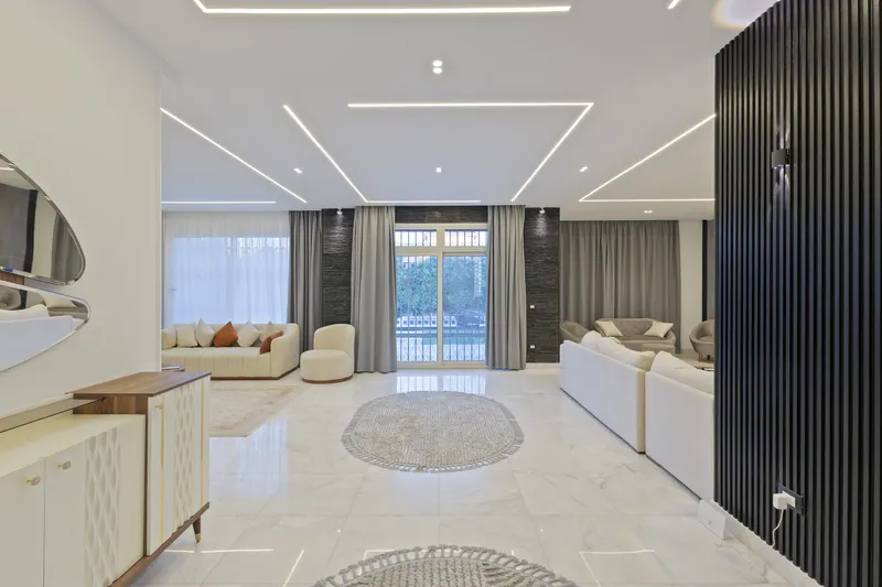 Clapboard Facade and Lawn Pool — 6-Bedroom Villa, Sheikh Zayed, photo 4