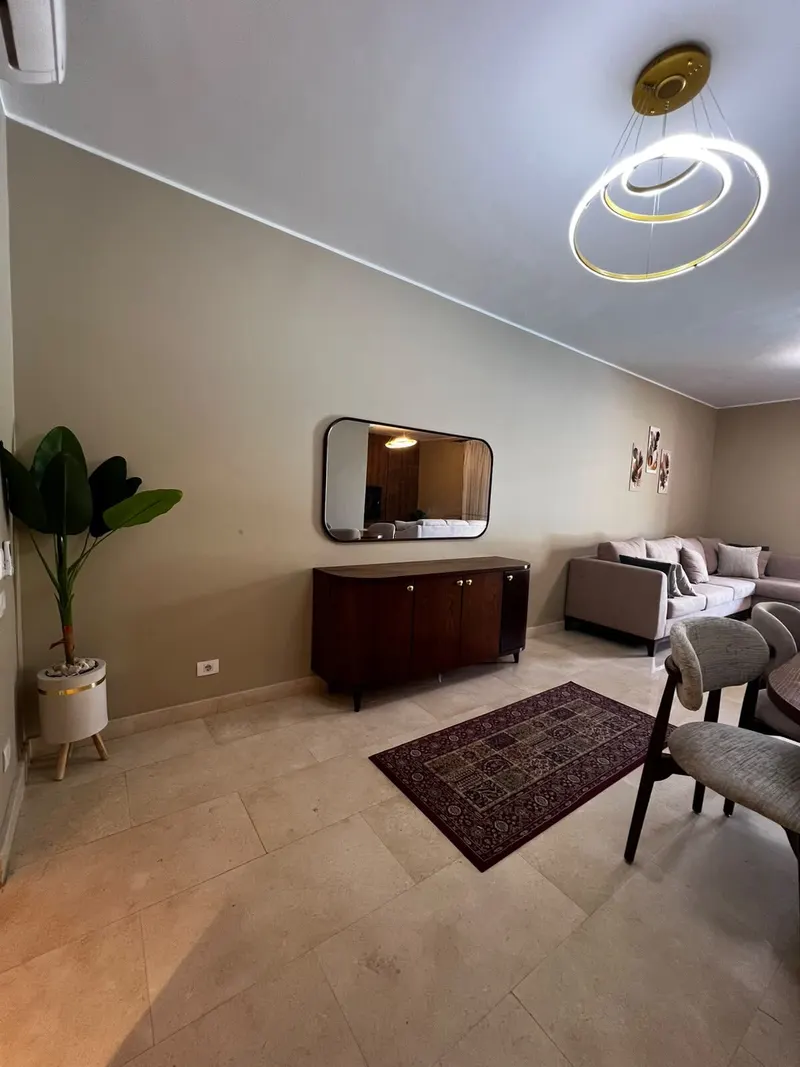 Pool-View Balcony and Ring Chandeliers — 3-Bedroom Apartment, New Cairo, photo 3