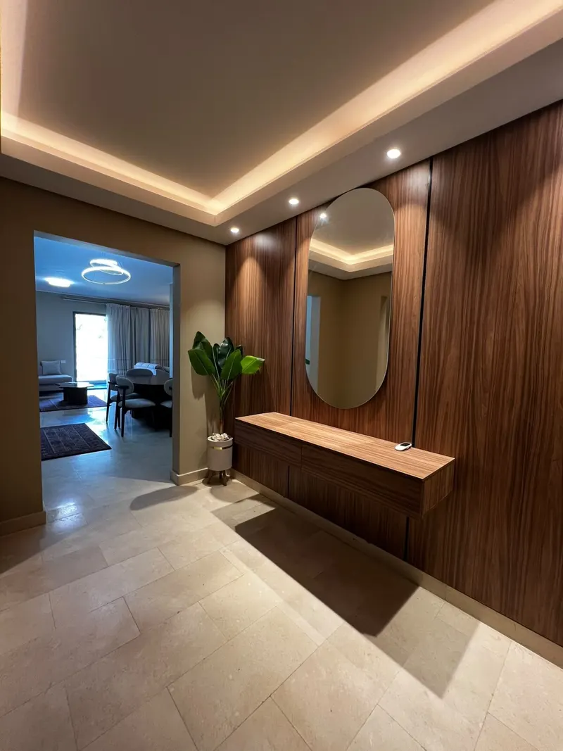 Pool-View Balcony and Ring Chandeliers — 3-Bedroom Apartment, New Cairo, photo 5