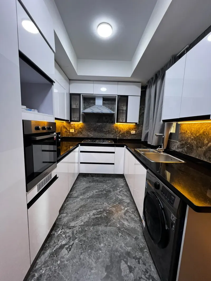 Pool-View Balcony and Ring Chandeliers — 3-Bedroom Apartment, New Cairo, photo 8