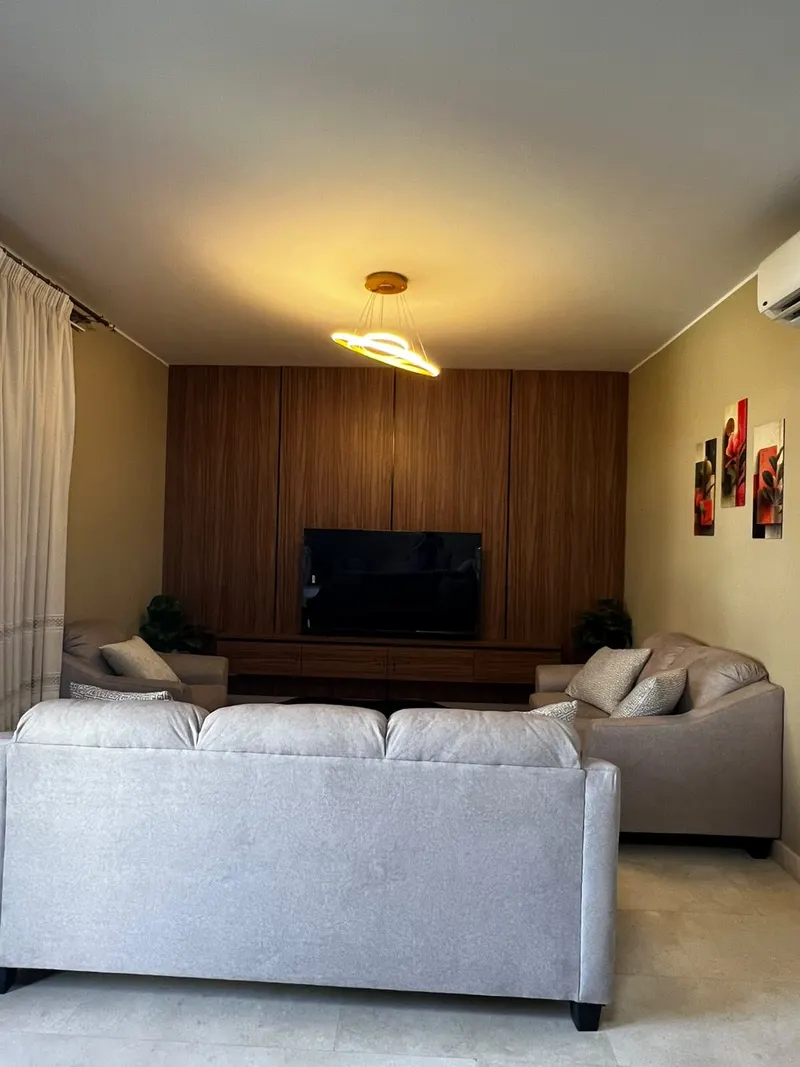 Pool-View Balcony and Ring Chandeliers — 3-Bedroom Apartment, New Cairo, photo 2