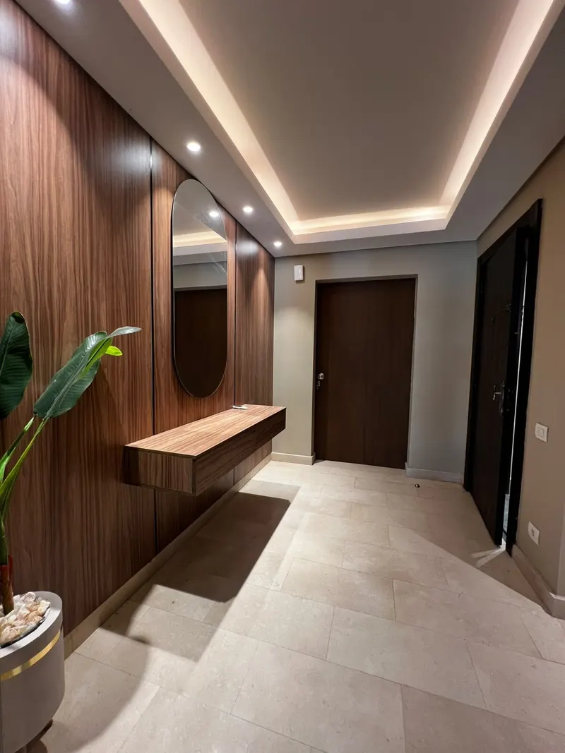 Pool-View Balcony and Ring Chandeliers — 3-Bedroom Apartment, New Cairo, photo 6