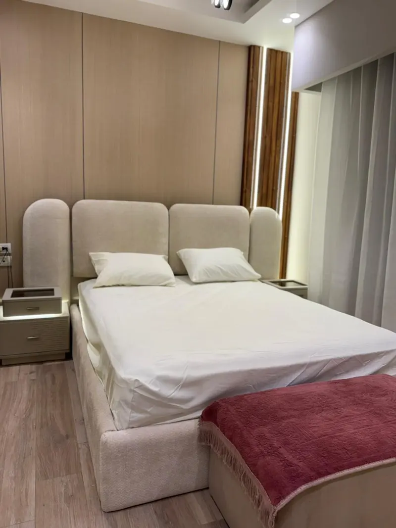 Warm Oak Suite with Balcony — 1-Bedroom Apartment, Sheikh Zayed, photo 8
