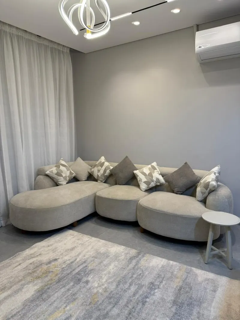 Warm Oak Suite with Balcony — 1-Bedroom Apartment, Sheikh Zayed, photo 3