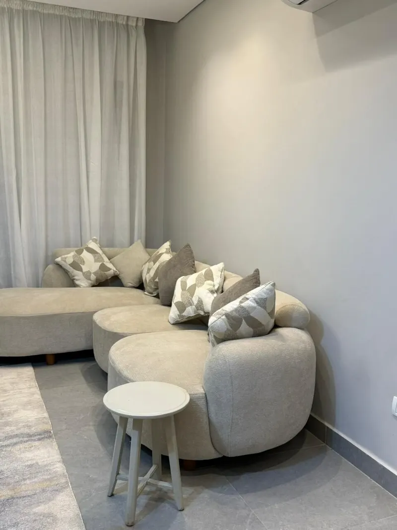 Warm Oak Suite with Balcony — 1-Bedroom Apartment, Sheikh Zayed, photo 4