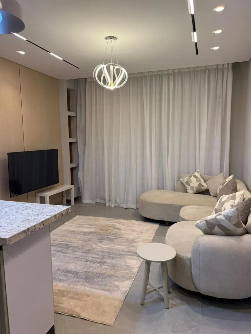 Warm Oak Suite with Balcony — 1-Bedroom Apartment, Sheikh Zayed, photo 2