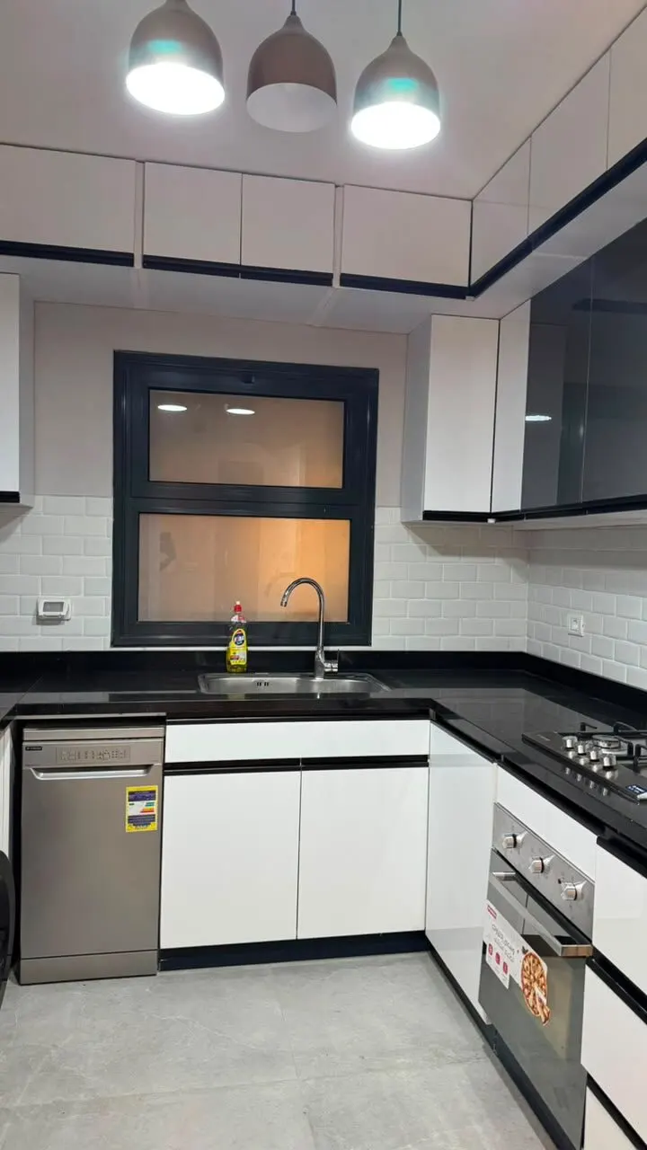 Balcony over Lit Gardens — 3-Bedroom Apartment, Sheikh Zayed, photo 4