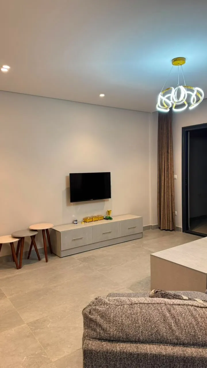 Balcony over Lit Gardens — 3-Bedroom Apartment, Sheikh Zayed, photo 2