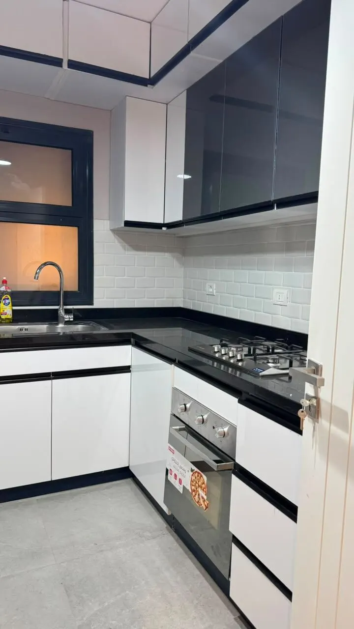 Balcony over Lit Gardens — 3-Bedroom Apartment, Sheikh Zayed, photo 5