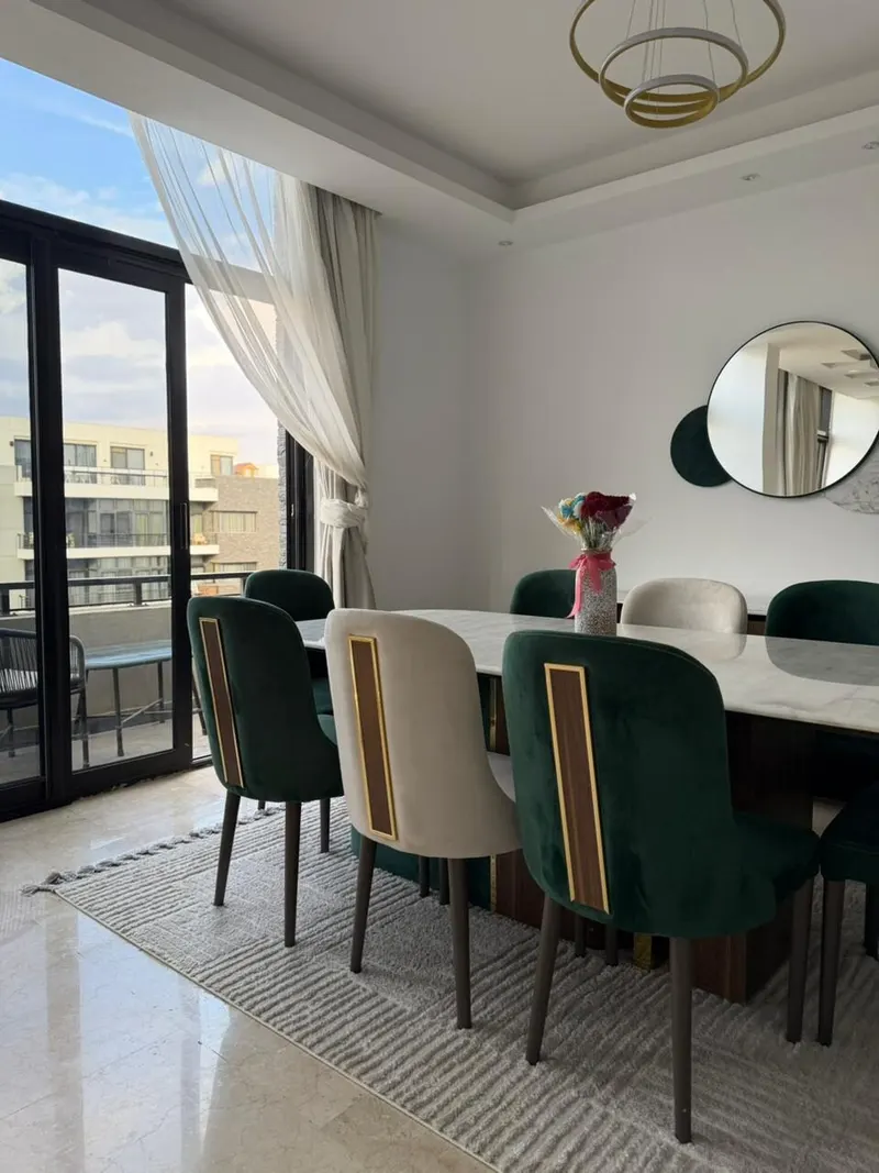 Emerald Dining over the Fountain Court — 3-Bedroom Apartment, New Cairo, photo 6