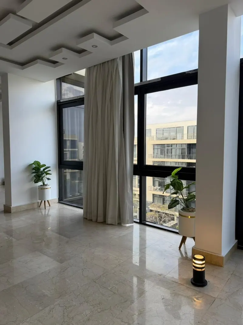 Emerald Dining over the Fountain Court — 3-Bedroom Apartment, New Cairo, photo 5