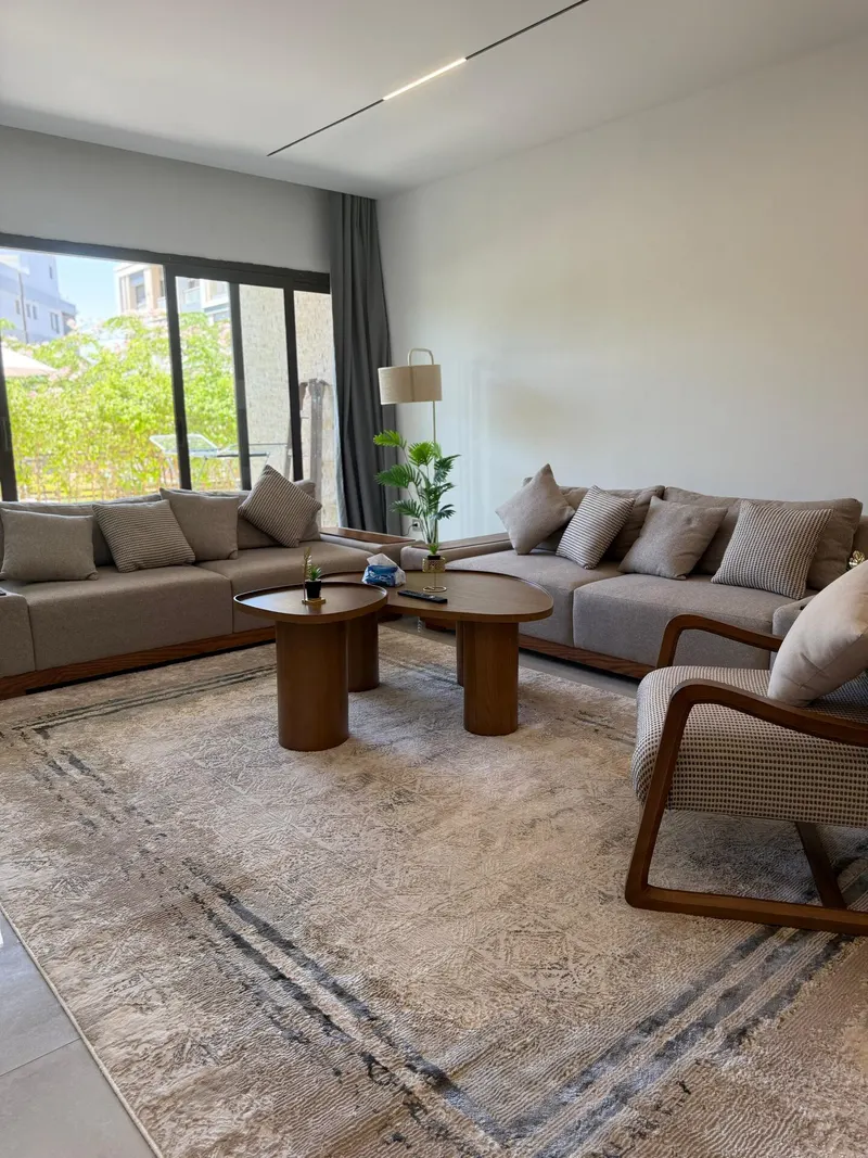 Pebble Tables and Shaded Patio — 3-Bedroom Apartment, Sheikh Zayed, photo 3